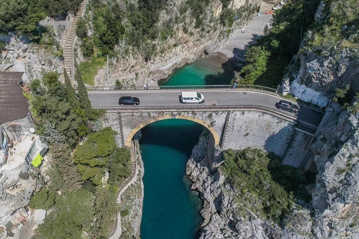 una vista aerea di un ponte sopra un fiume