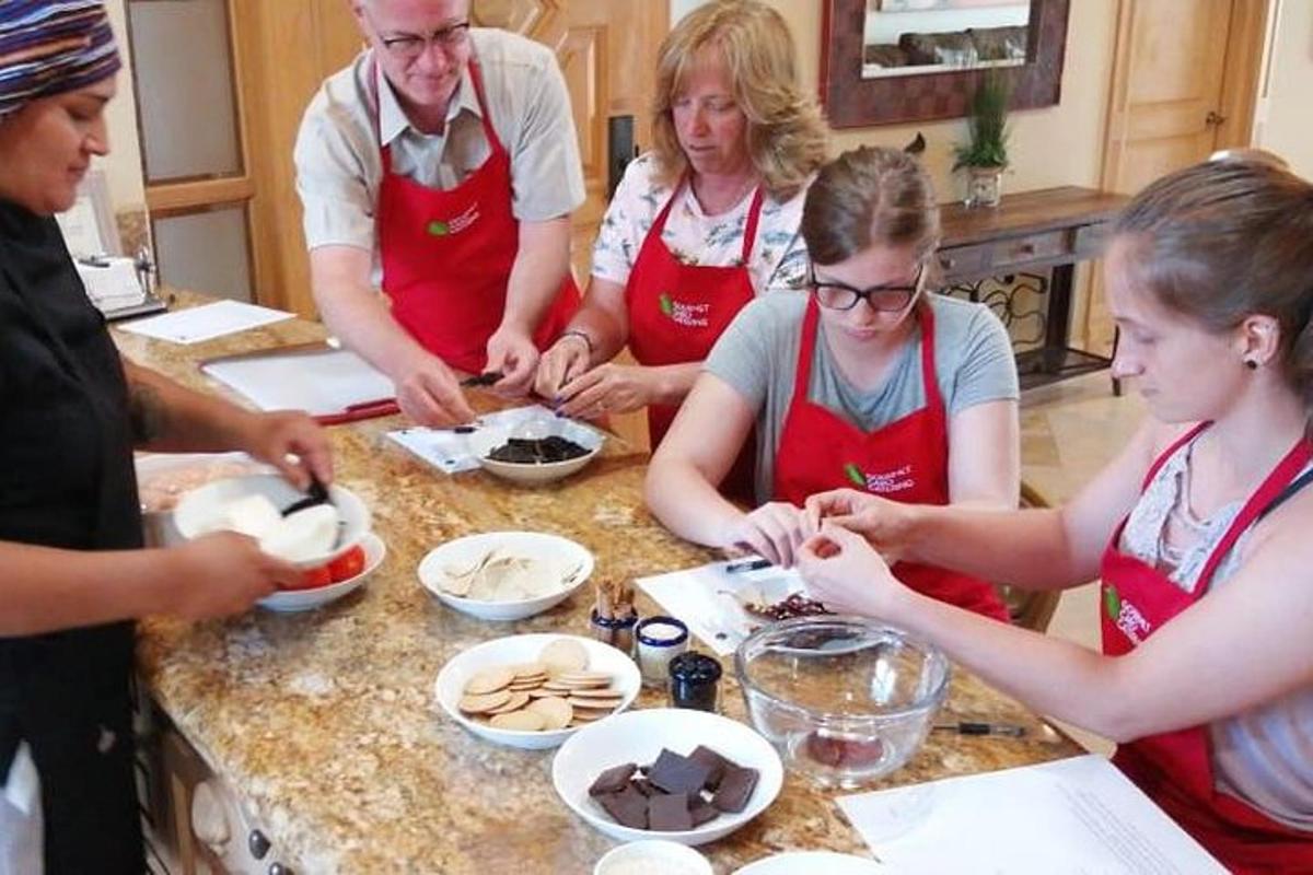 un gruppo di persone in cucina che preparano il cibo