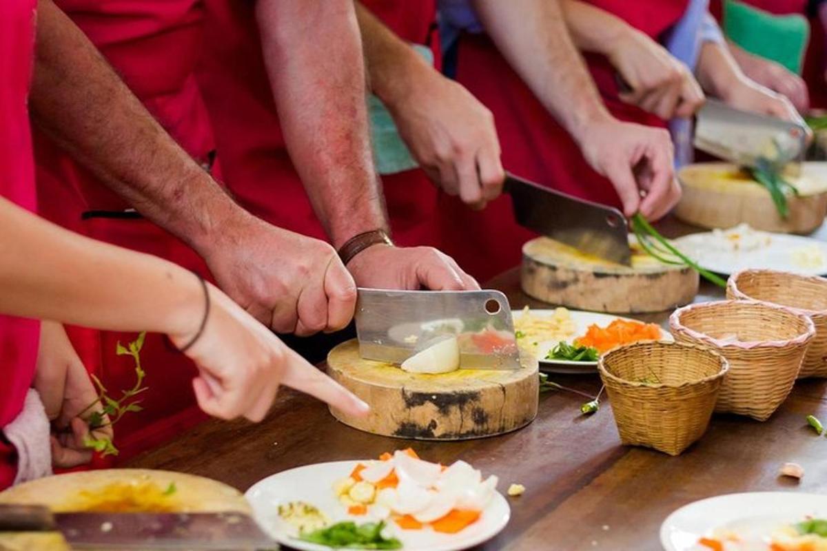 un gruppo di persone che preparano il cibo su un tavolo