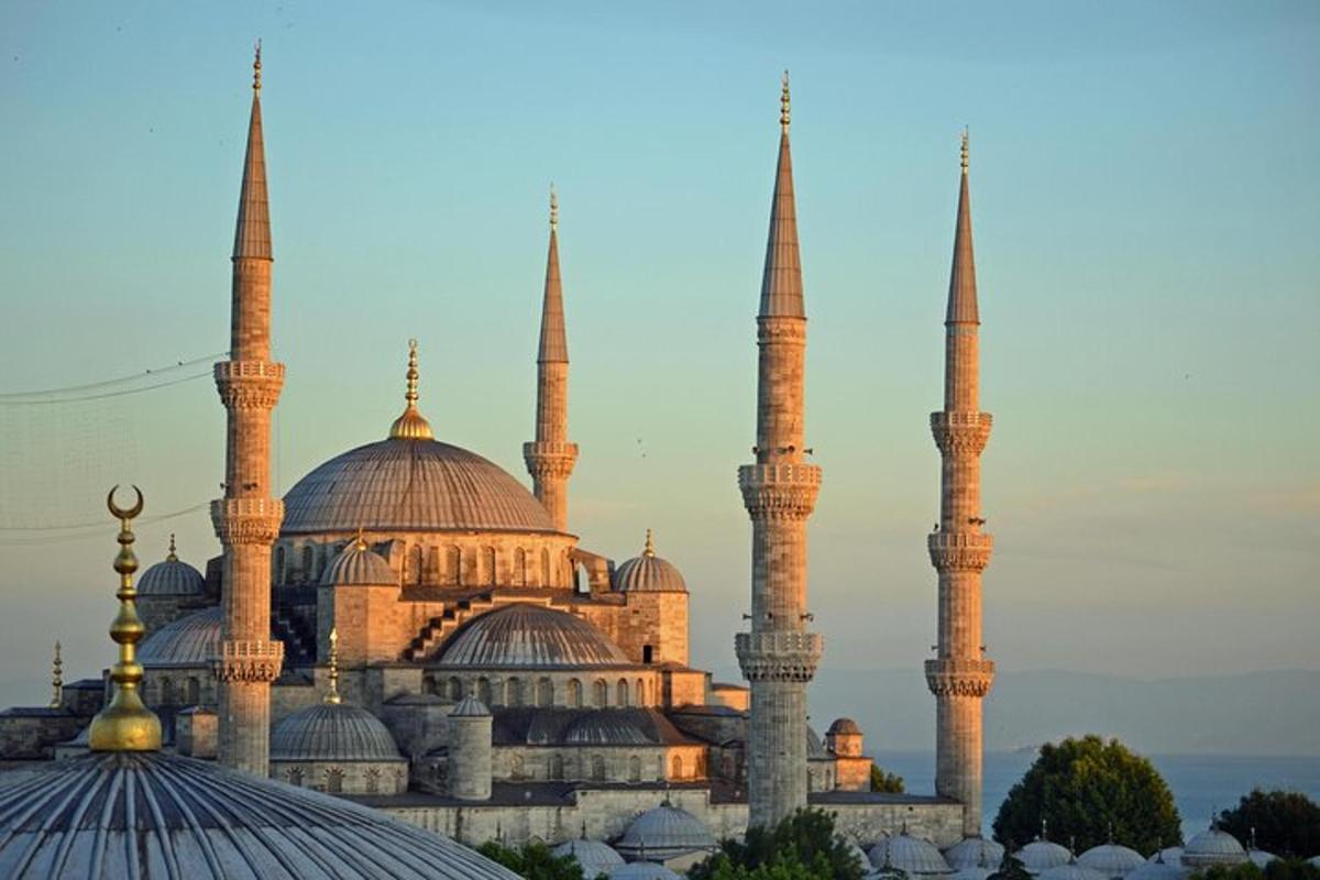 mešita se dvěma kopulemi a dvěma minarety