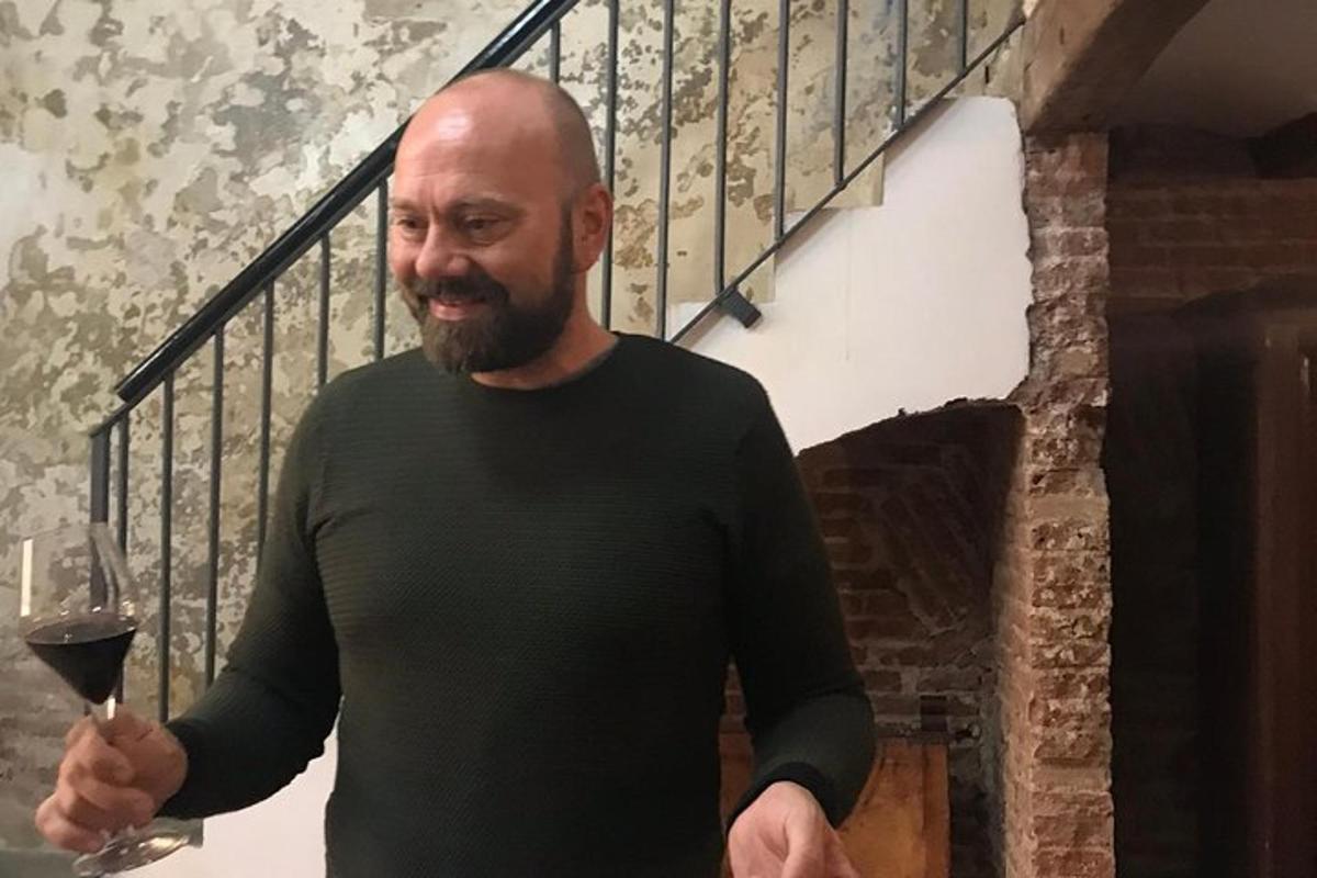 moški drži kozarec vina