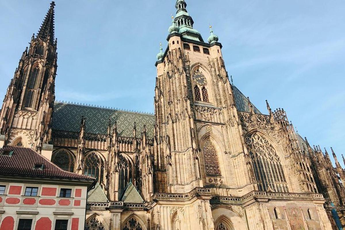 katedral besar dengan menara di atasnya
