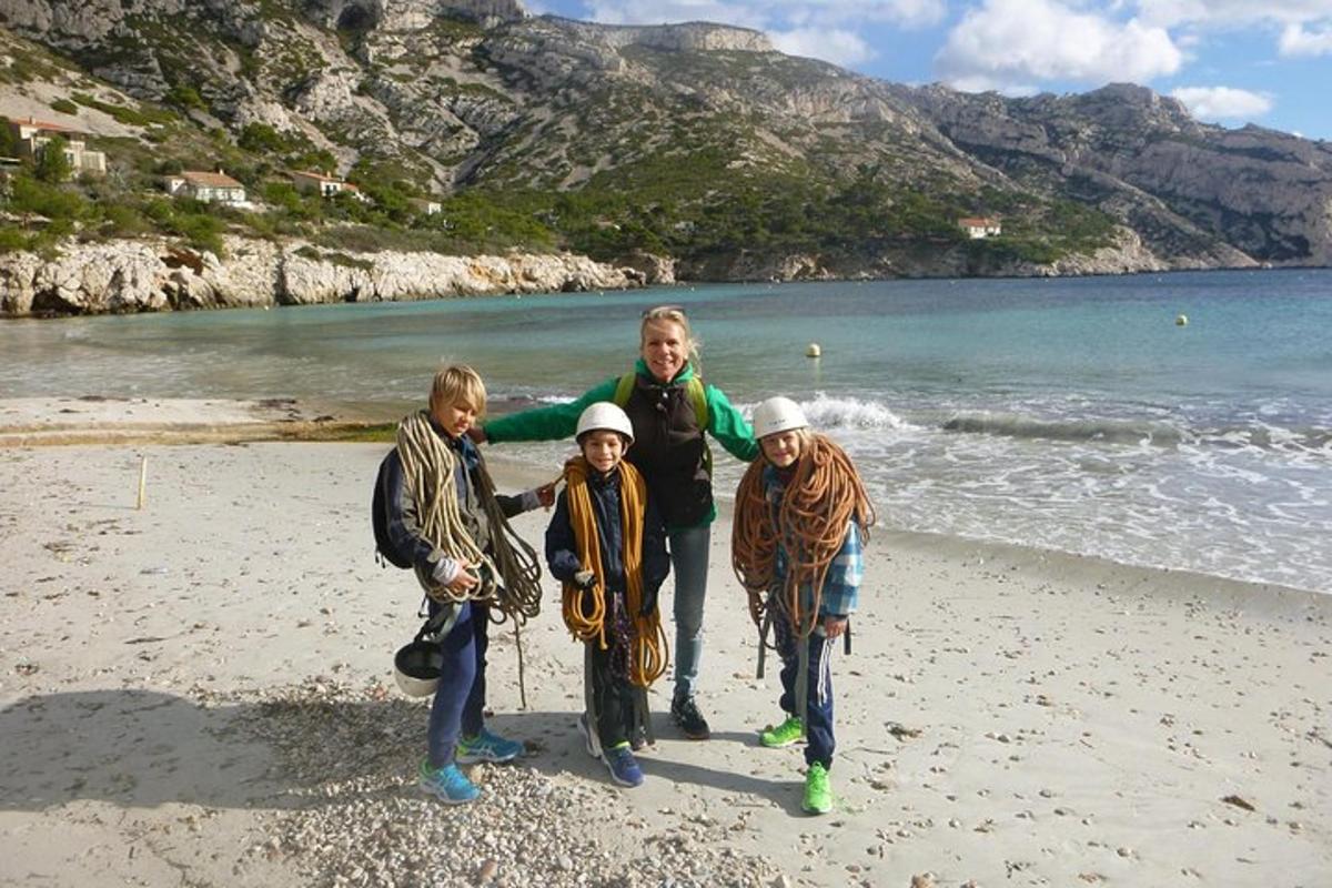 een groep mensen die op een strand staat