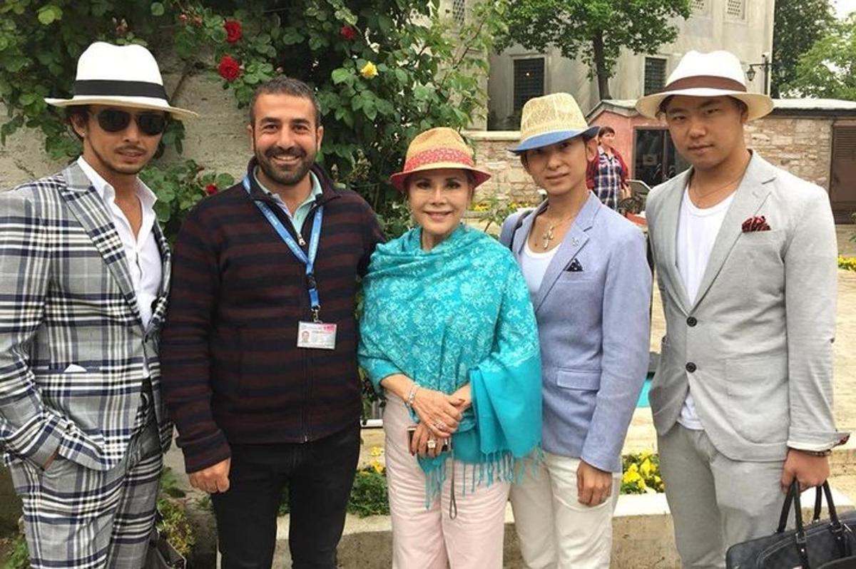 група людей у капелюхах позують для фотографії
