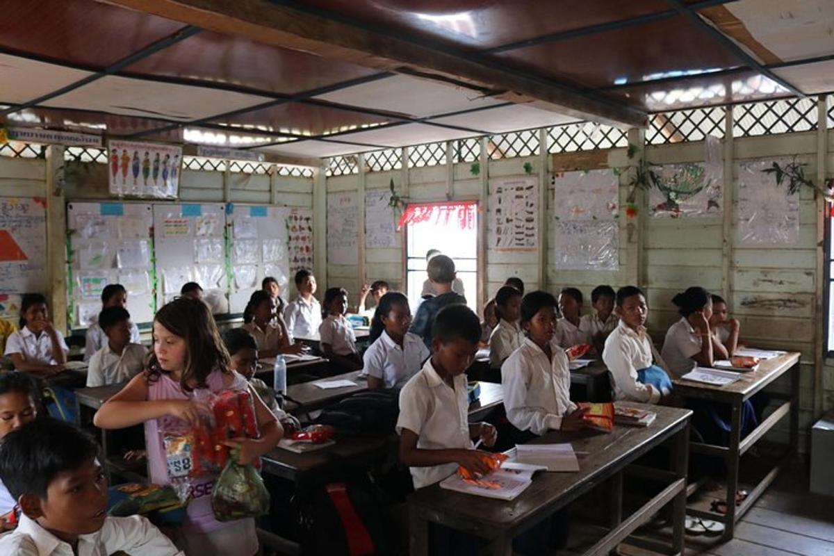 một nhóm trẻ em đang ngồi trong lớp học