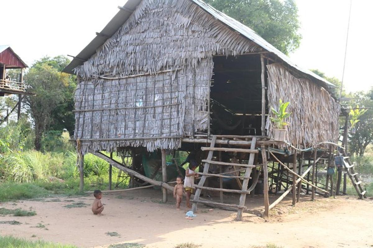 một túp lều có hai đứa trẻ đứng bên ngoài
