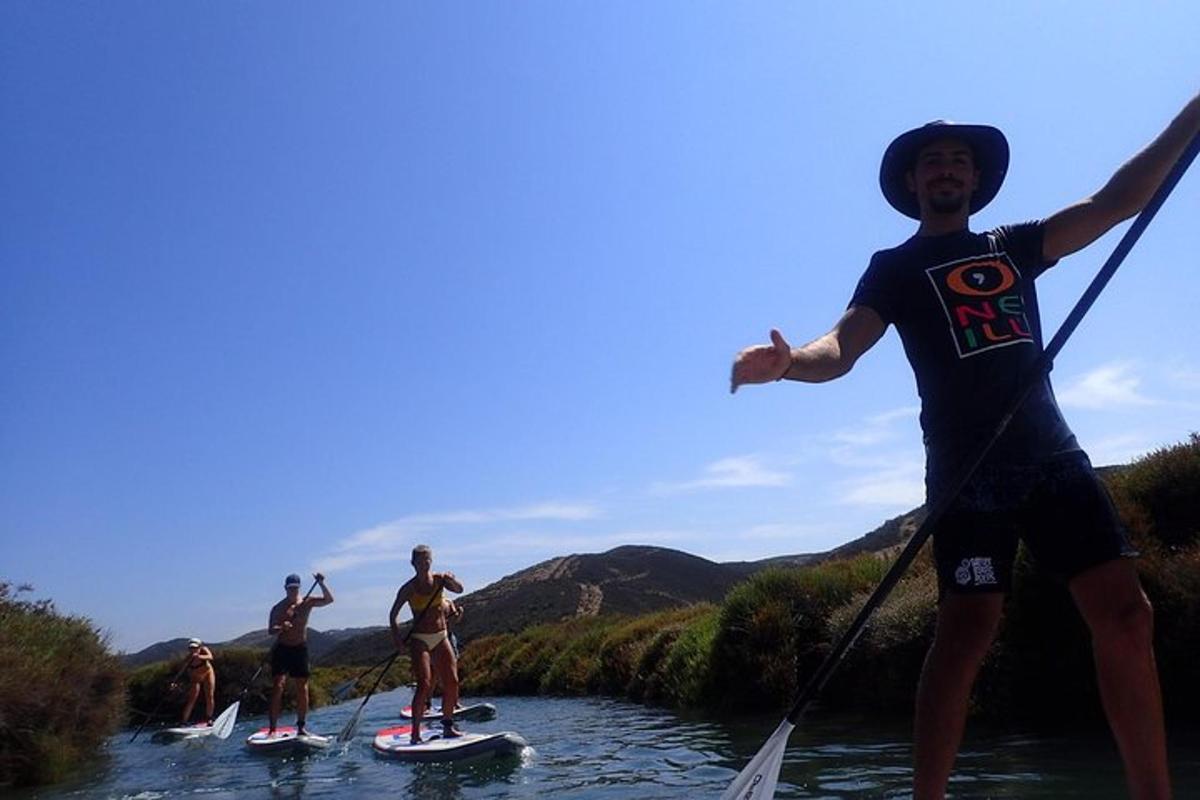 skupina lidí na paddleboardech ve vodě