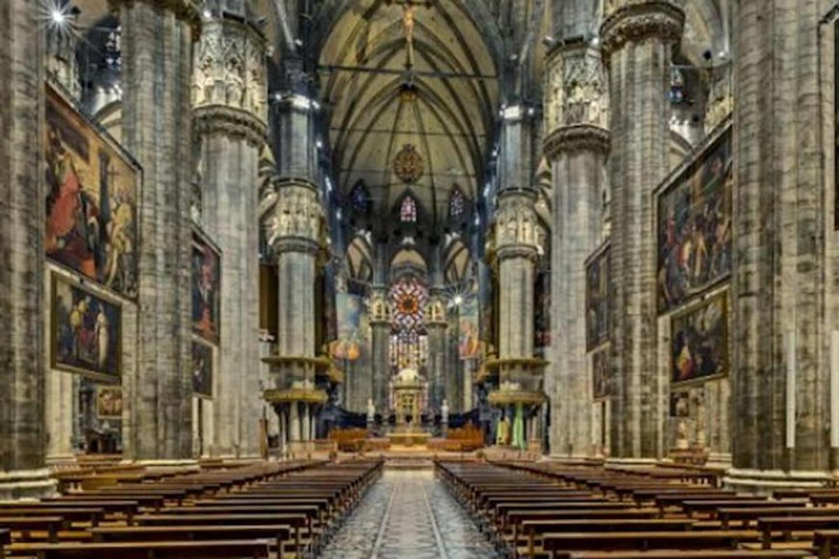 velká katedrála s lavicemi uprostřed