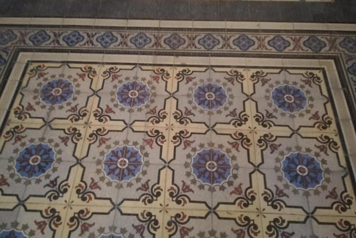 um teto de uma sala com azulejos coloridos