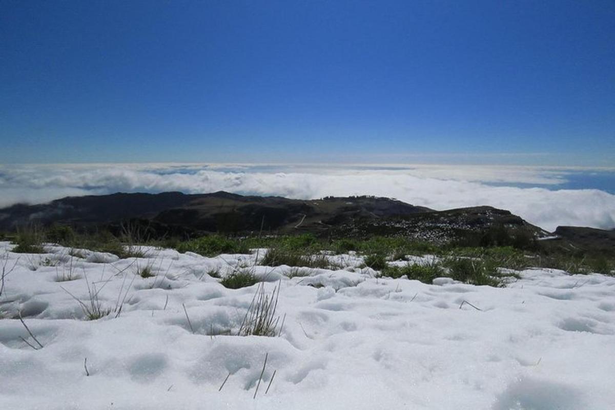 gunung yang dilitupi salji dengan awan di latar belakang