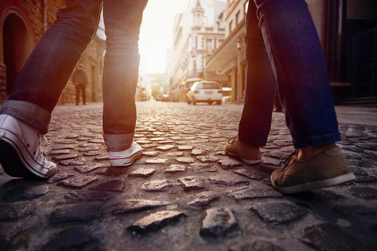 due persone che camminano lungo una strada acciottolata