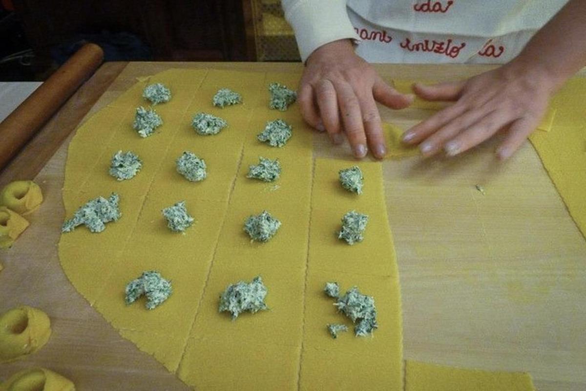 uma pessoa fazendo massa de biscoito em uma tábua de corte
