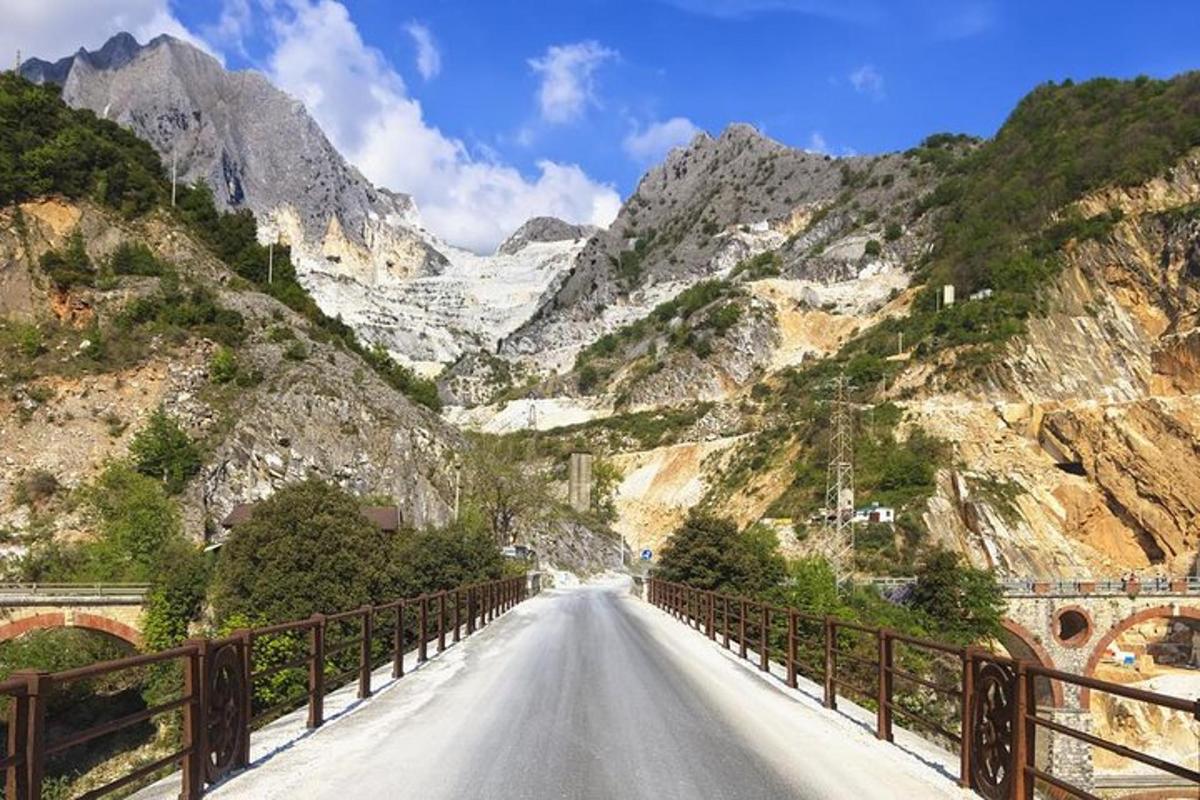 jalan kosong di banjaran gunung dengan jambatan
