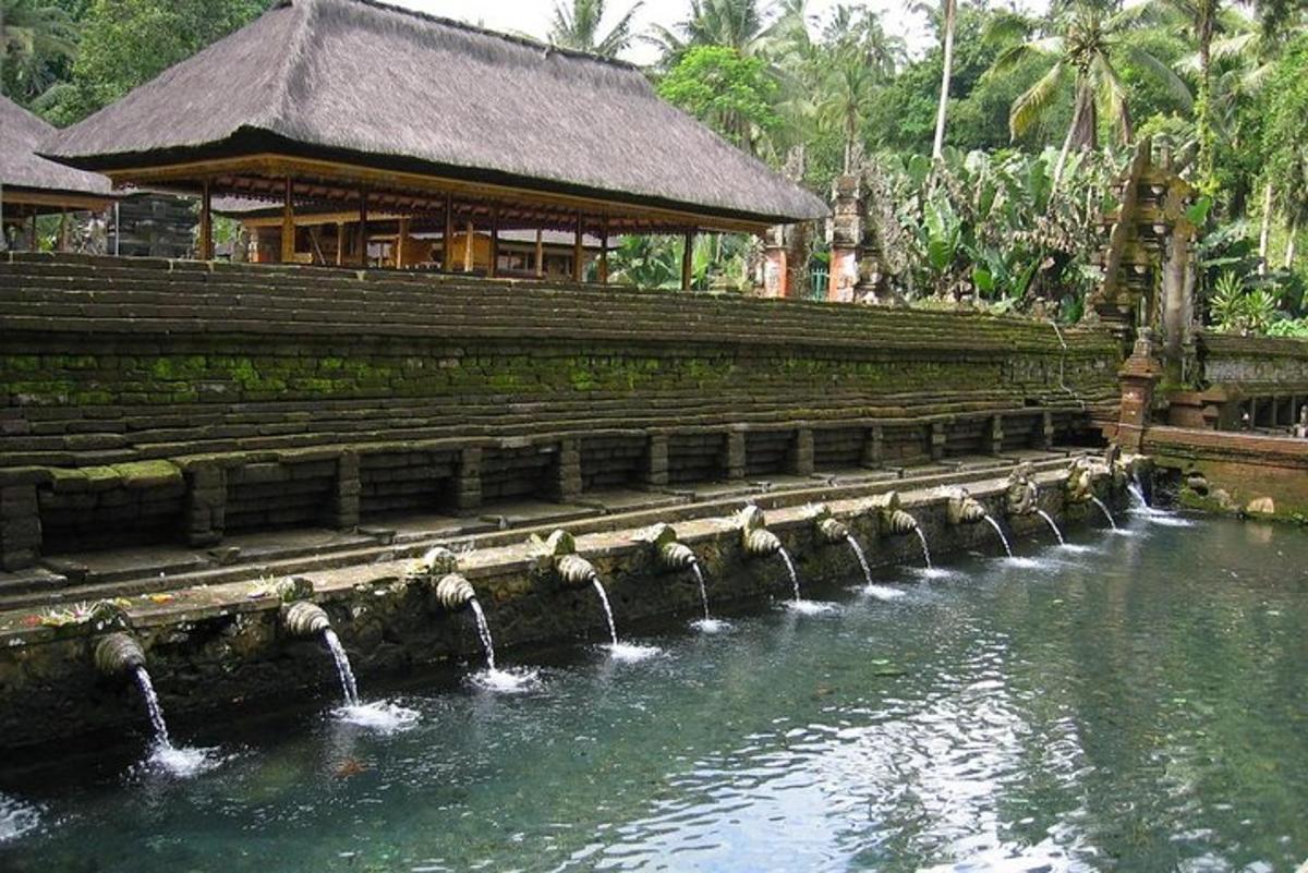 isang pool ng tubig sa harap ng isang gusali