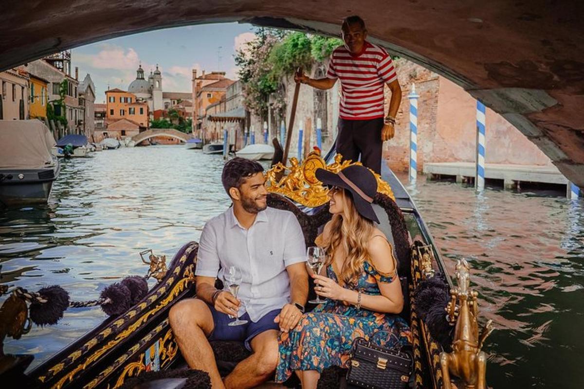 seorang lelaki dan seorang wanita duduk di atas gondola