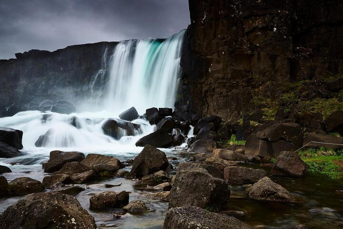 air terjun di sungai dengan batu di latar depan