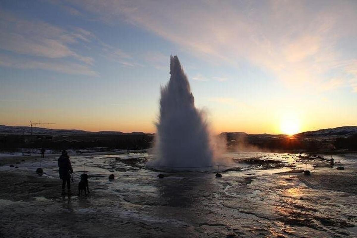 vatnsbrunnur á akri við sólsetur
