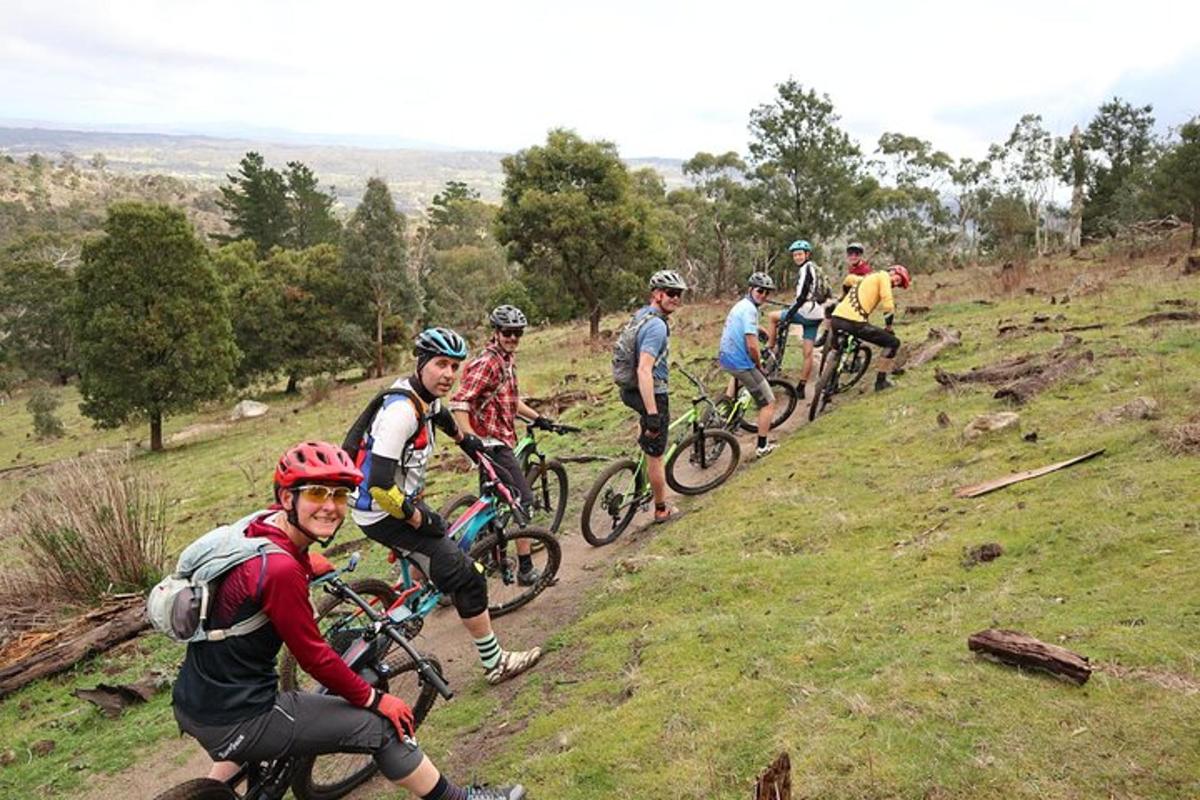 un gruppo di persone in bicicletta su una collina