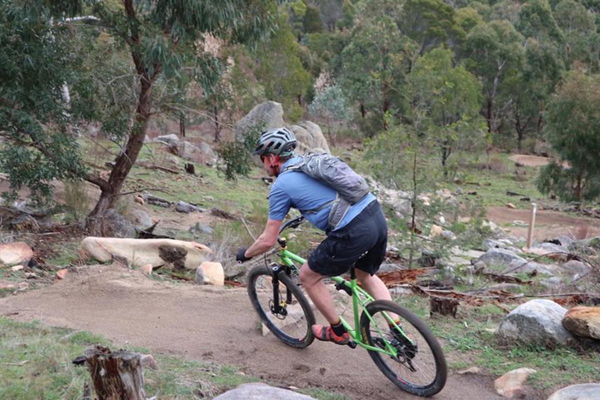 un uomo in bicicletta su un sentiero