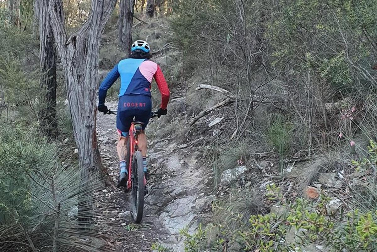 un uomo in bicicletta lungo un sentiero sterrato
