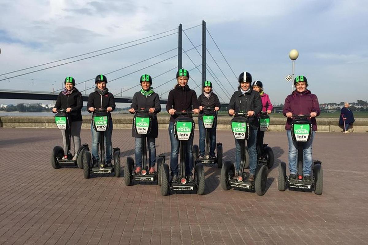 un grup de persones van en segways