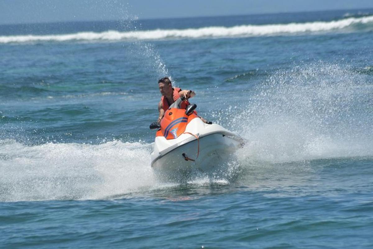 un uomo in moto d'acqua nell'oceano