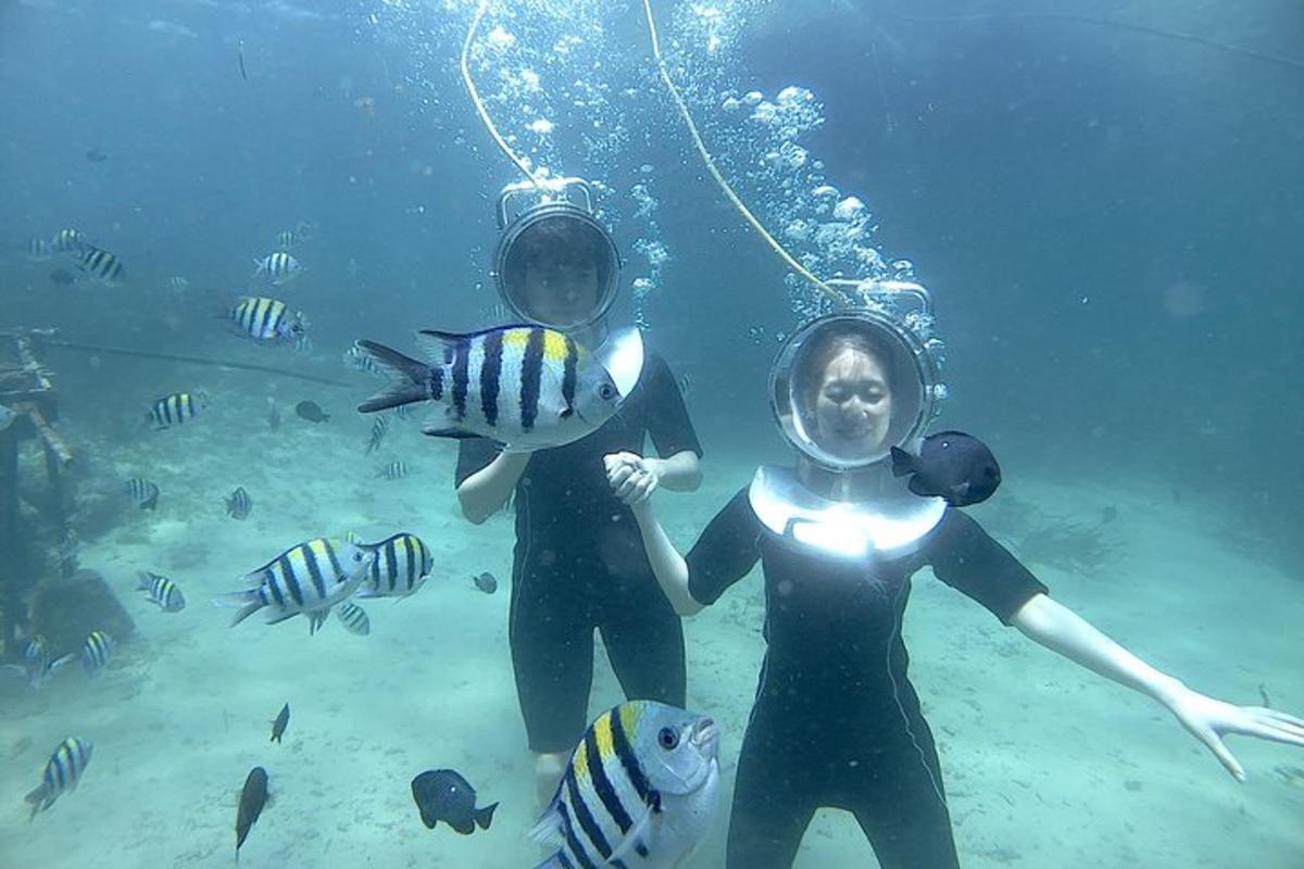 due donne sono in piedi nell'acqua con i pesci