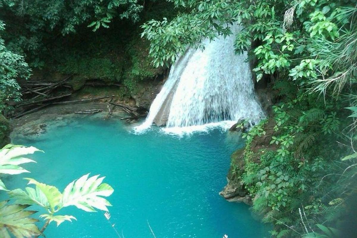 air terjun di tengah-tengah kolam air