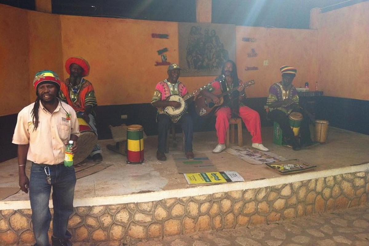 Un grupo de personas de pie en una habitación con instrumentos.