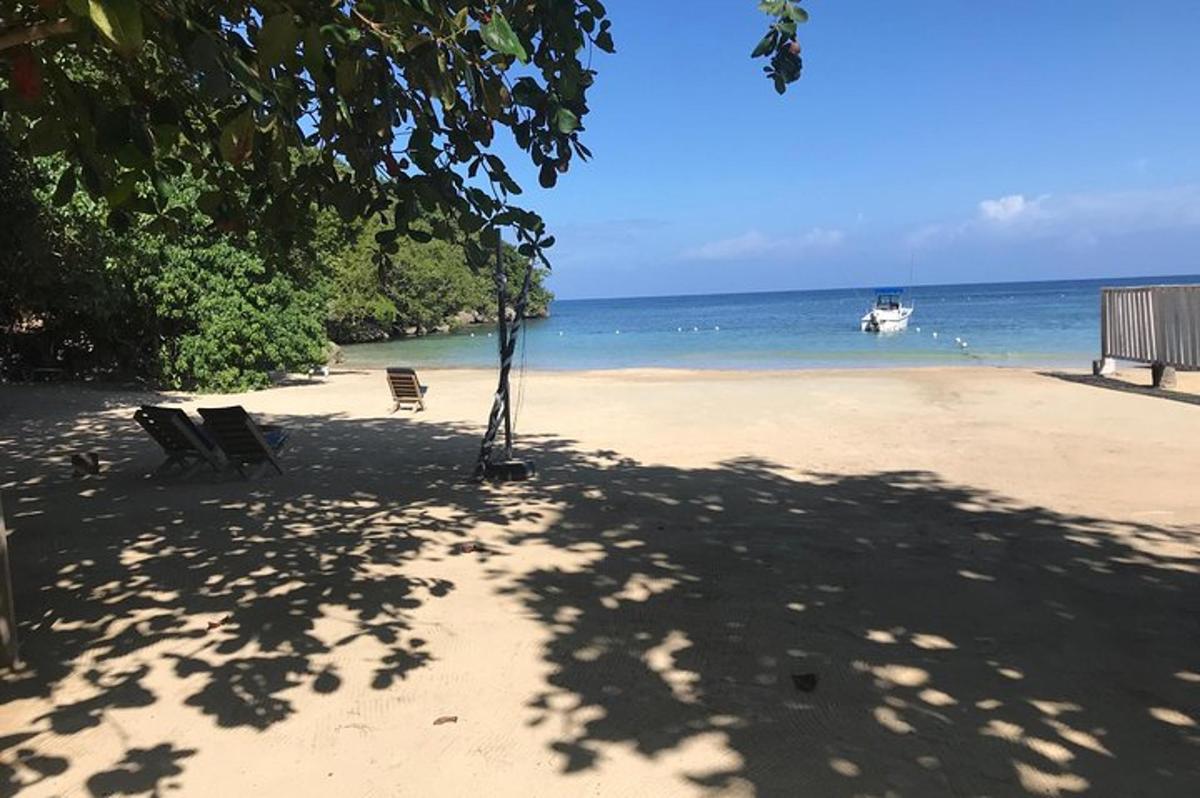 egy strand két paddal és egy csónakkal a vízben