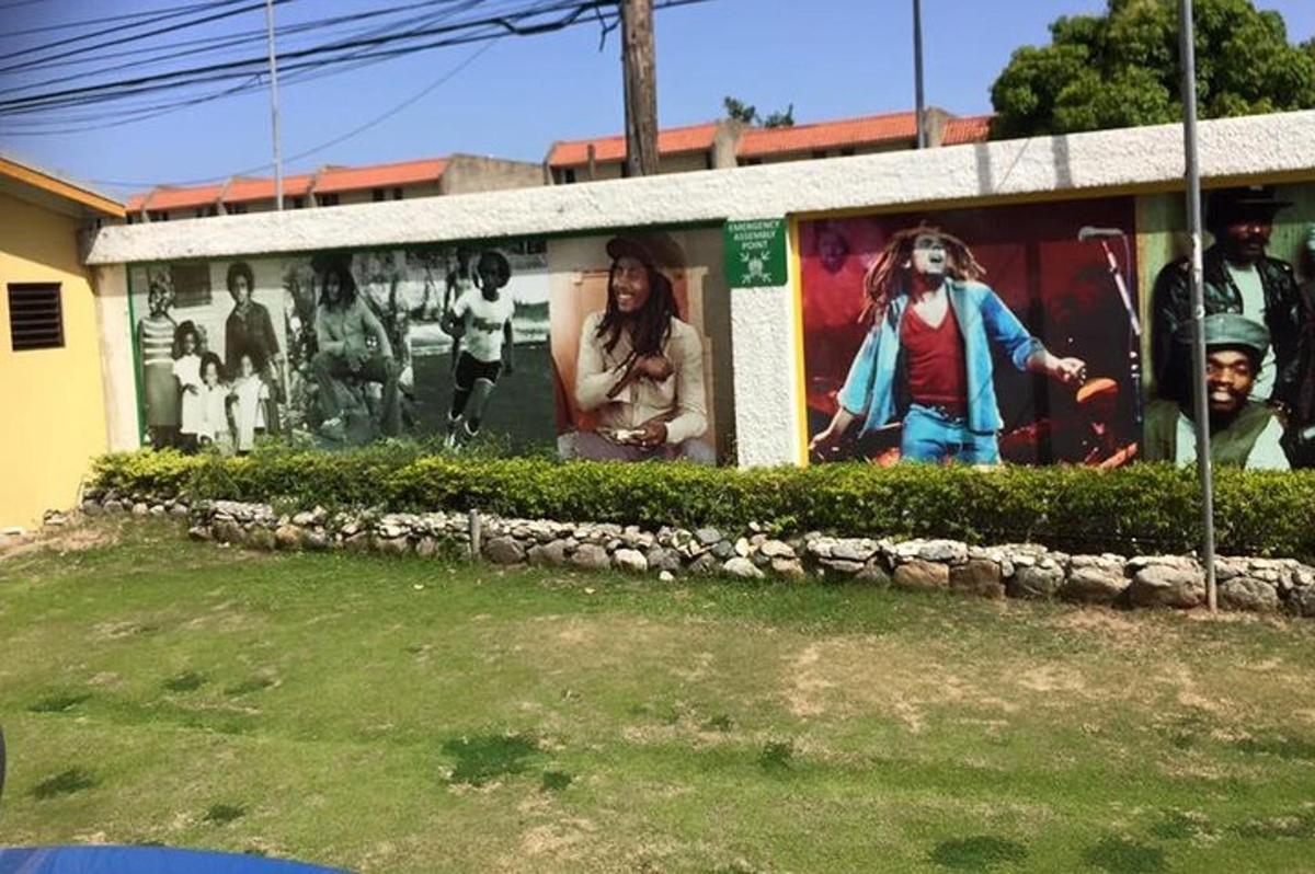 hoone, mille küljel on plakatid