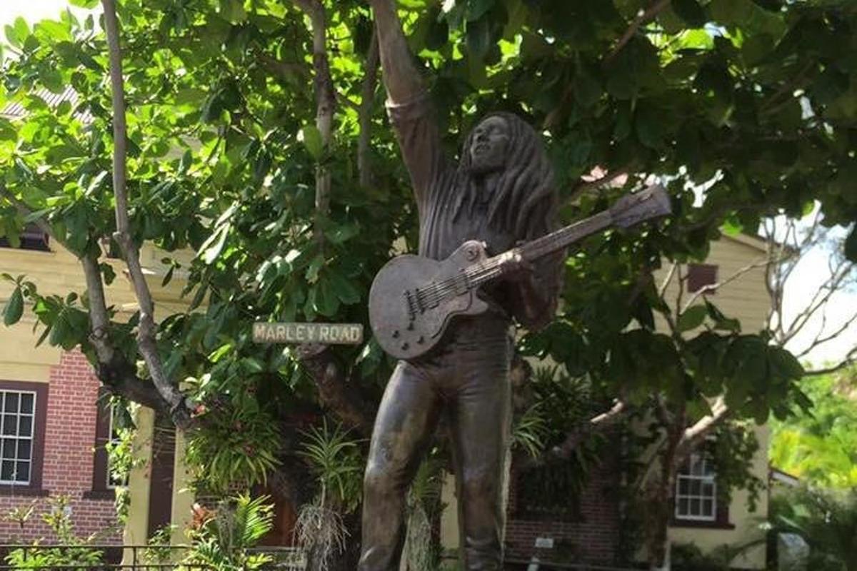 una estatua de un hombre sosteniendo una guitarra