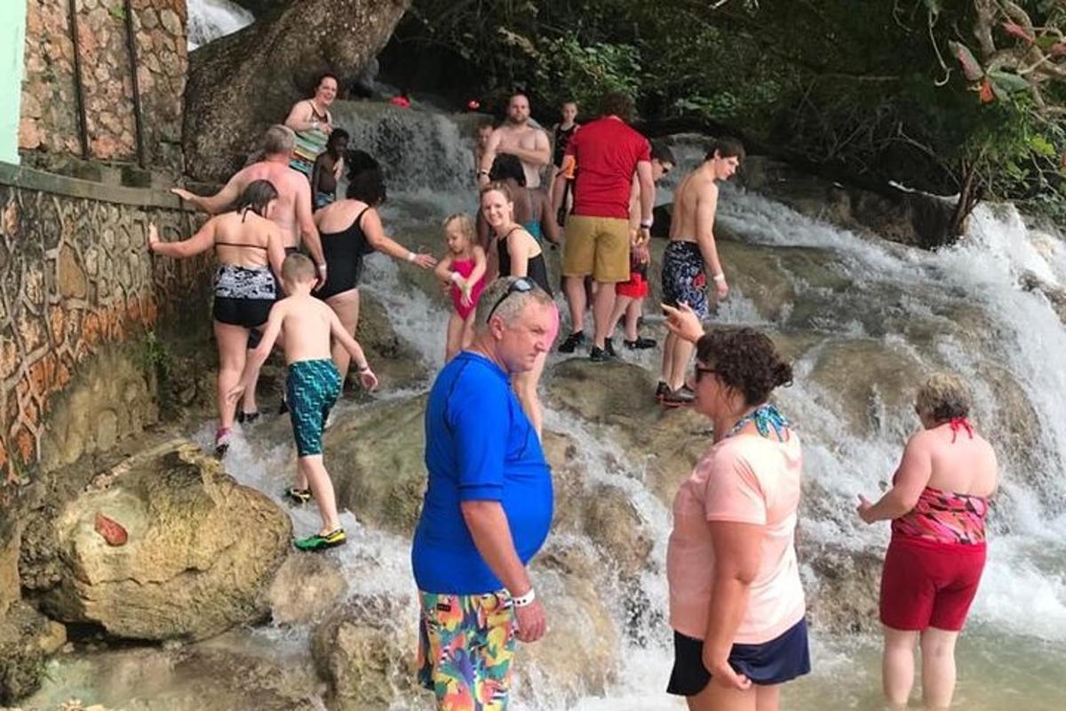 un gruppo di persone in piedi in una cascata