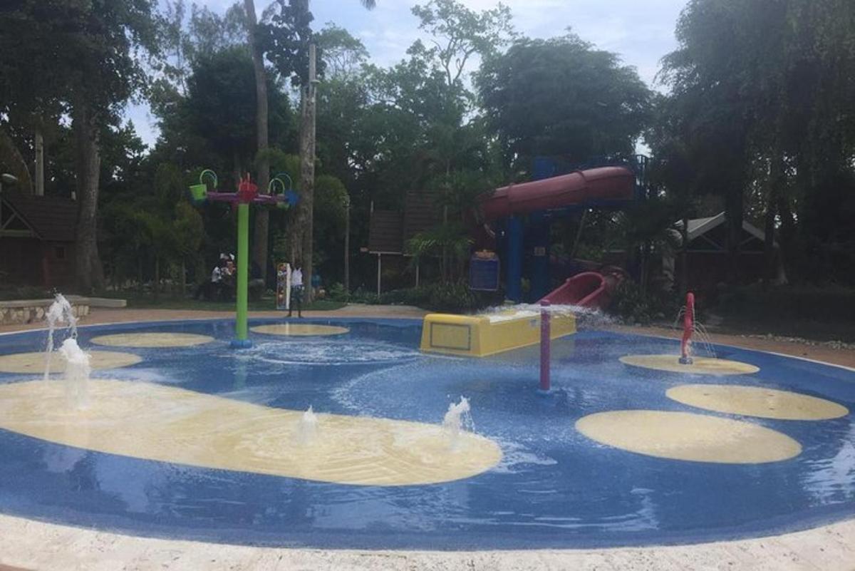 vodní park s tobogánem a dětským hřištěm