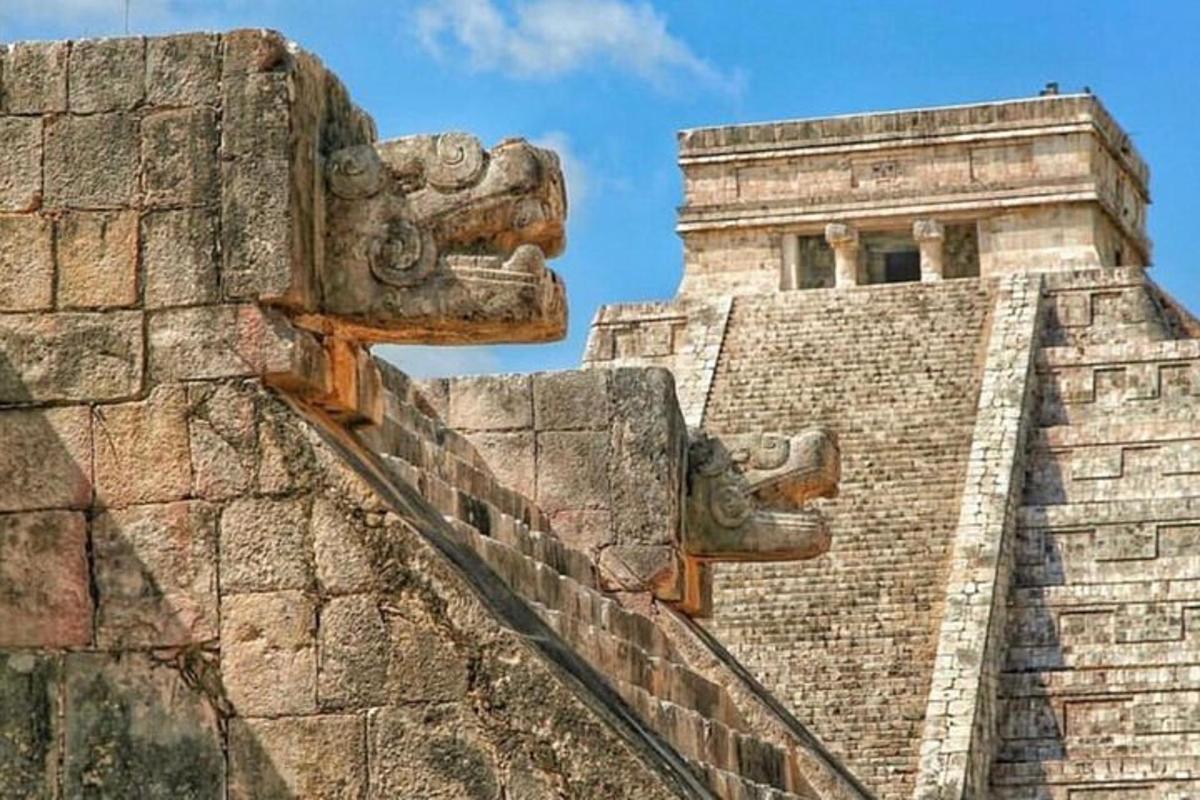 un edificio con due gargoyle sul lato