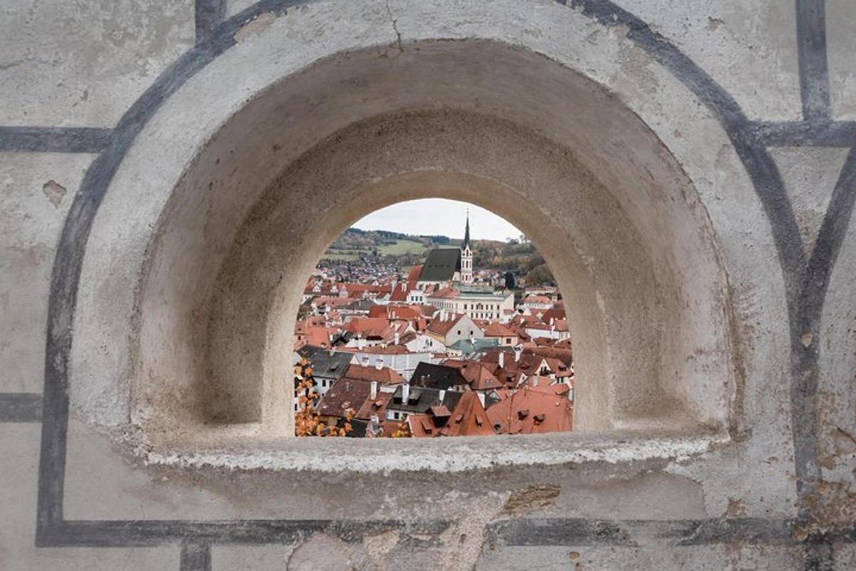 miesto vaizdas pro pastato arką