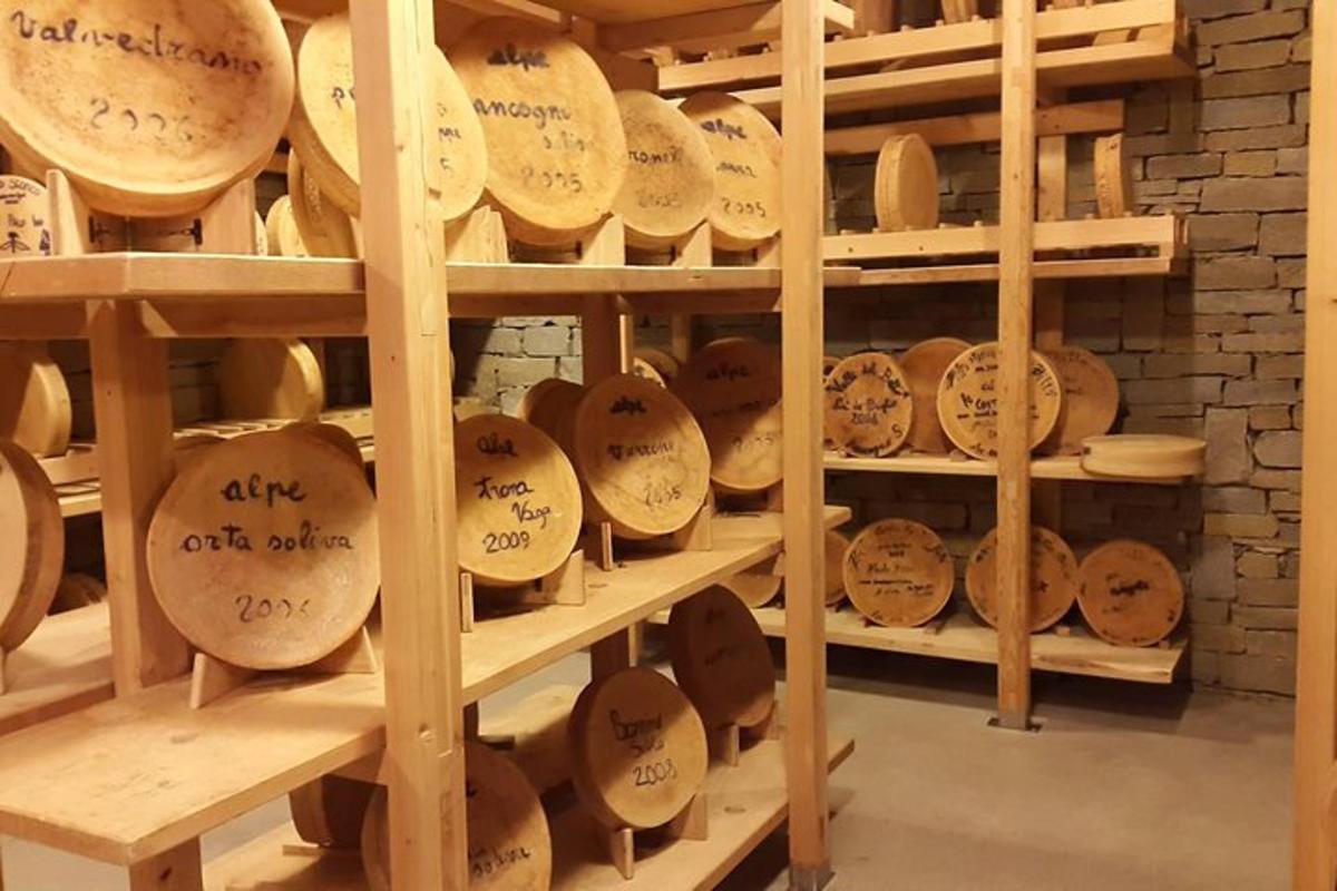 una stanza piena di cappelli di legno sugli scaffali