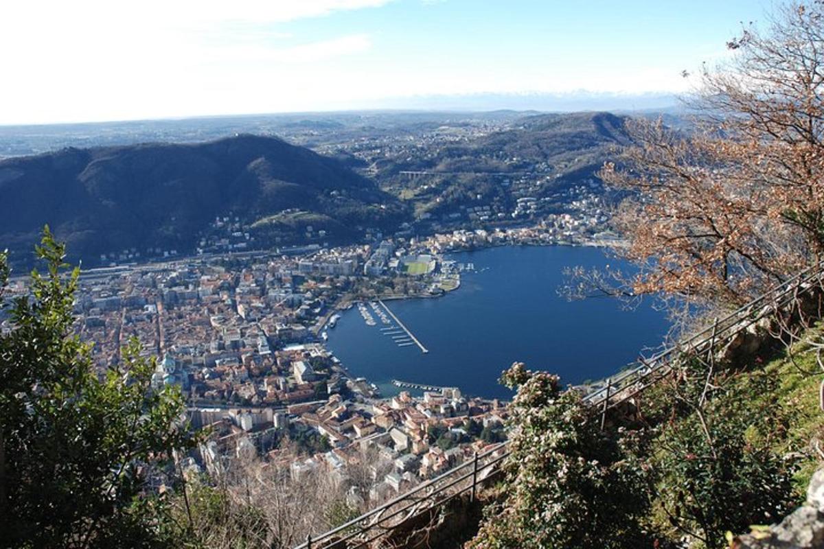 pohled na město a jezero z hory