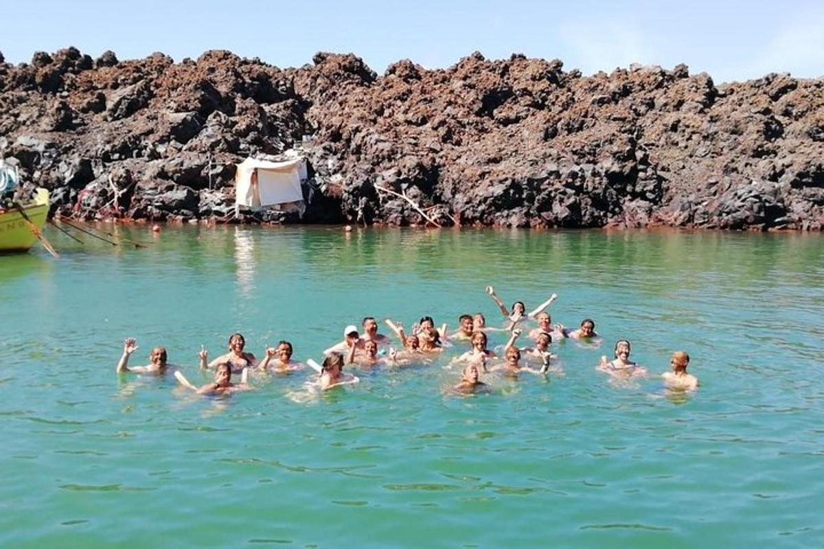 een groep mensen die in het water zwemmen