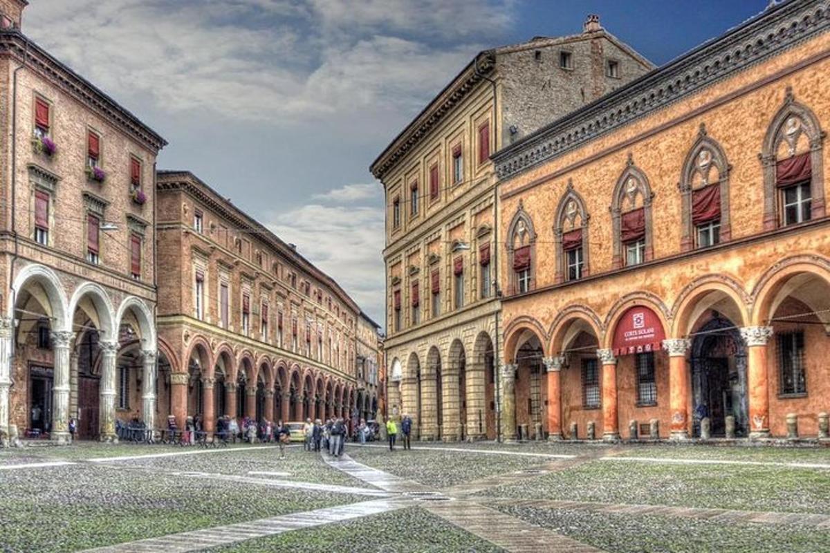 um grupo de edifícios com pessoas caminhando entre eles