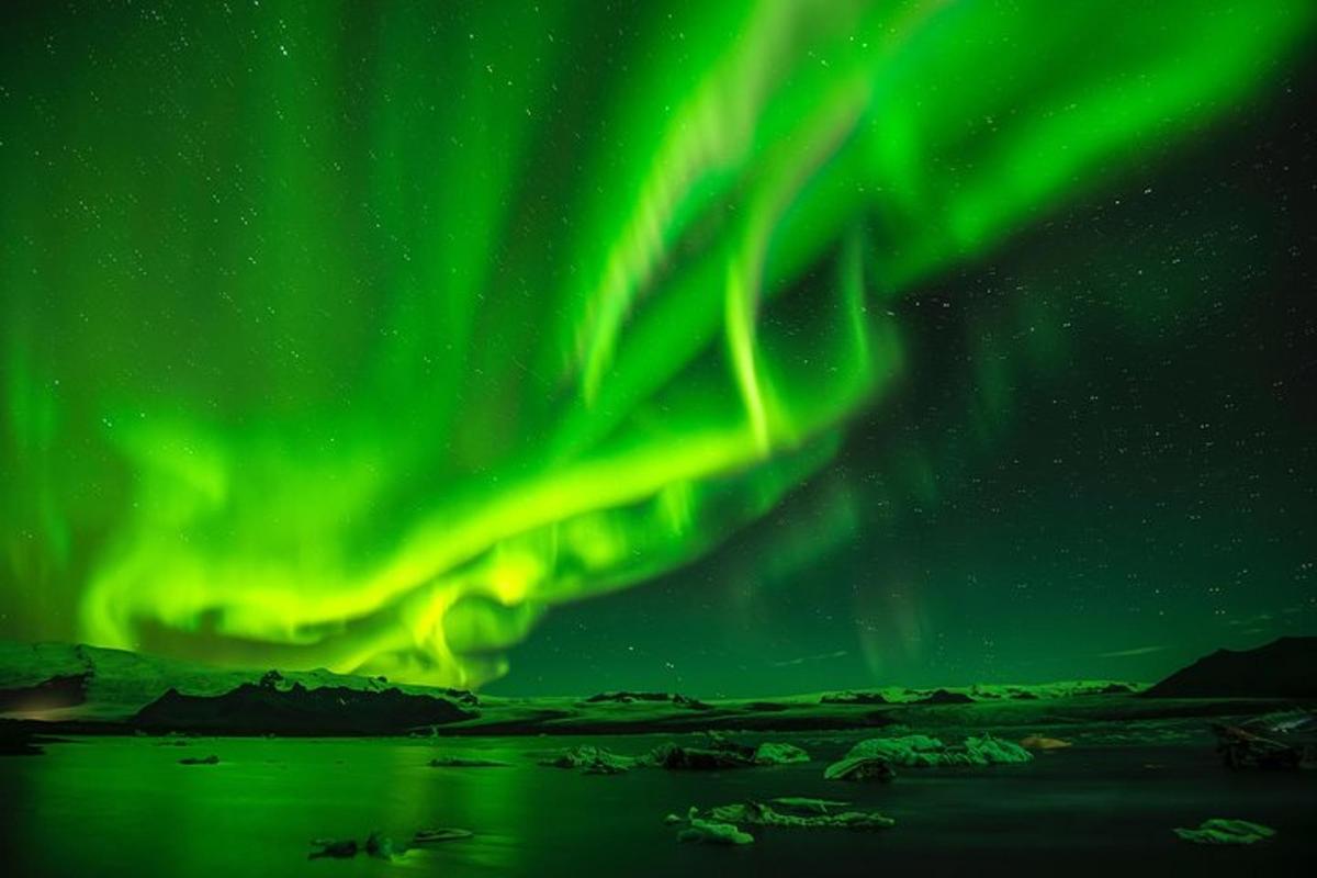 una imagen de la aurora boreal en el cielo