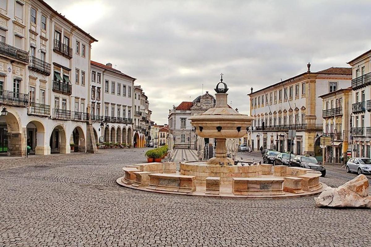 uma fonte no meio de uma rua com prédios