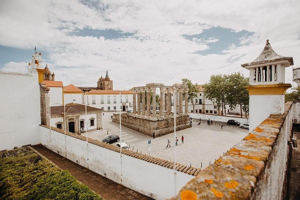 uma vista de um pátio do telhado de um edifício