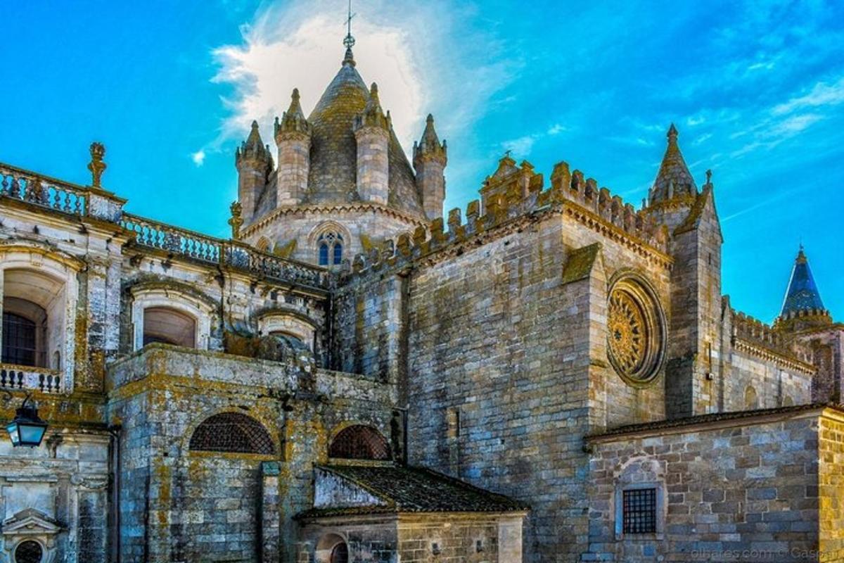 um edifício antigo com torres no topo