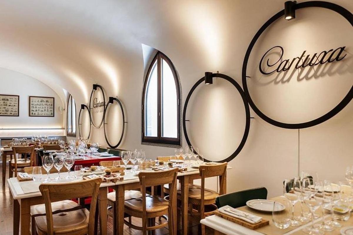 um restaurante com mesas e espelhos na parede