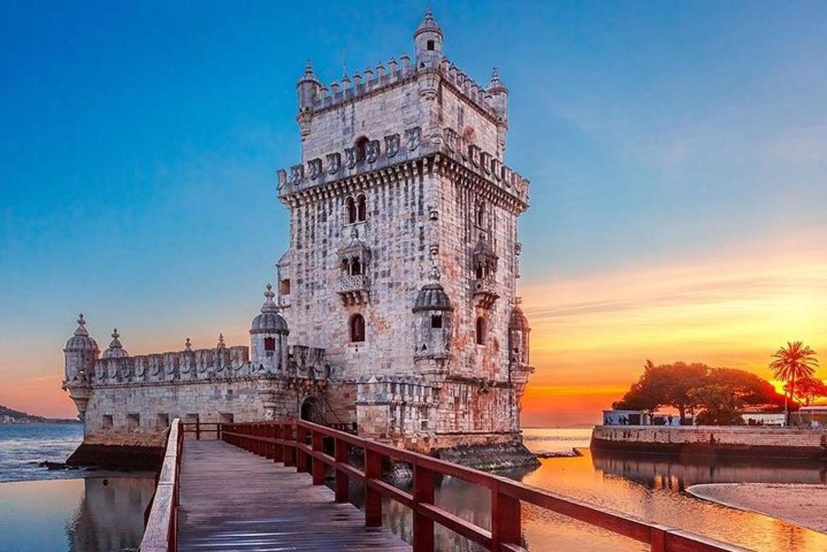 uma torre na água ao lado de uma ponte