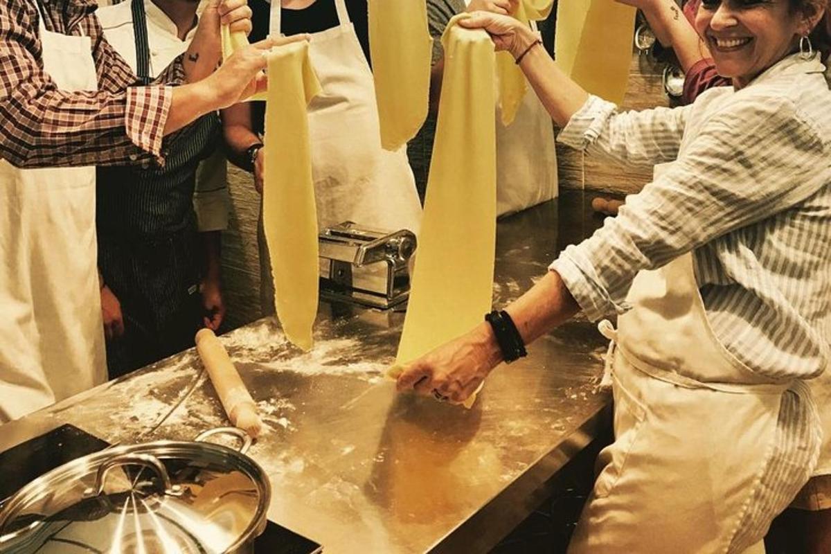 sekumpulan orang di dapur membuat doh