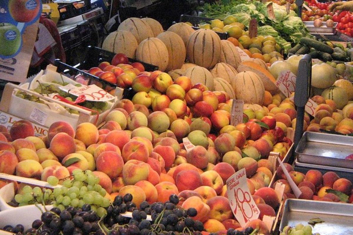 o expoziție de fructe și legume într-o piață