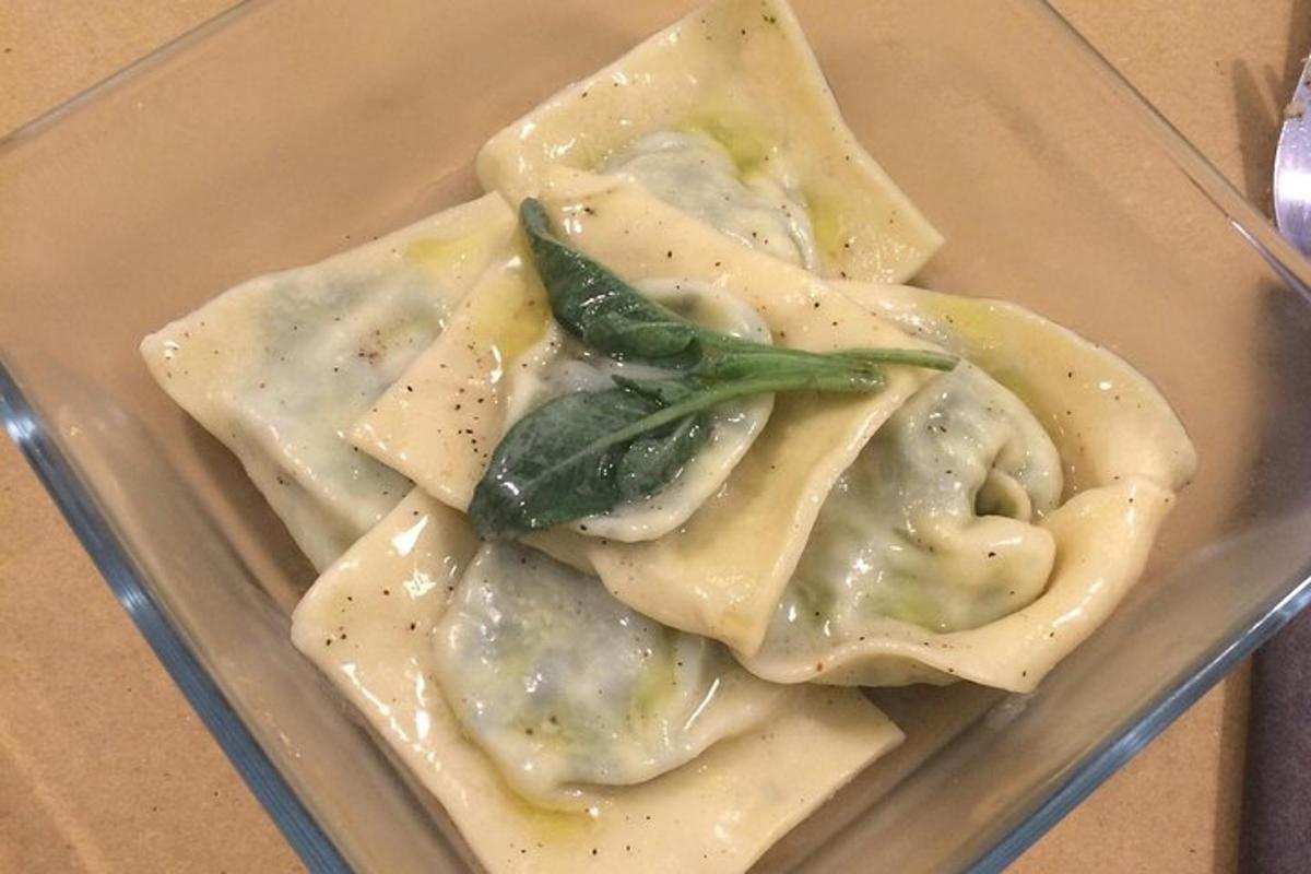 talíř ravioli se zeleninou navrchu