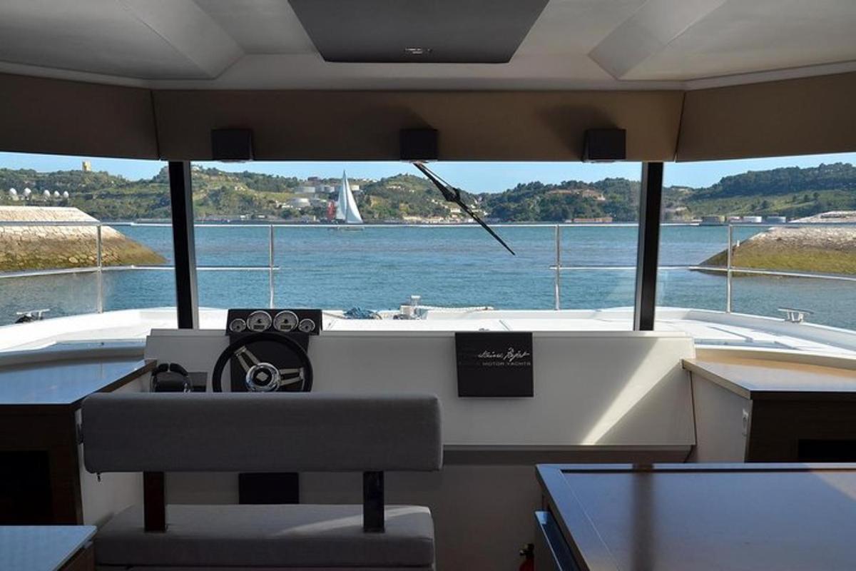 um barco com uma mesa e vista para a água